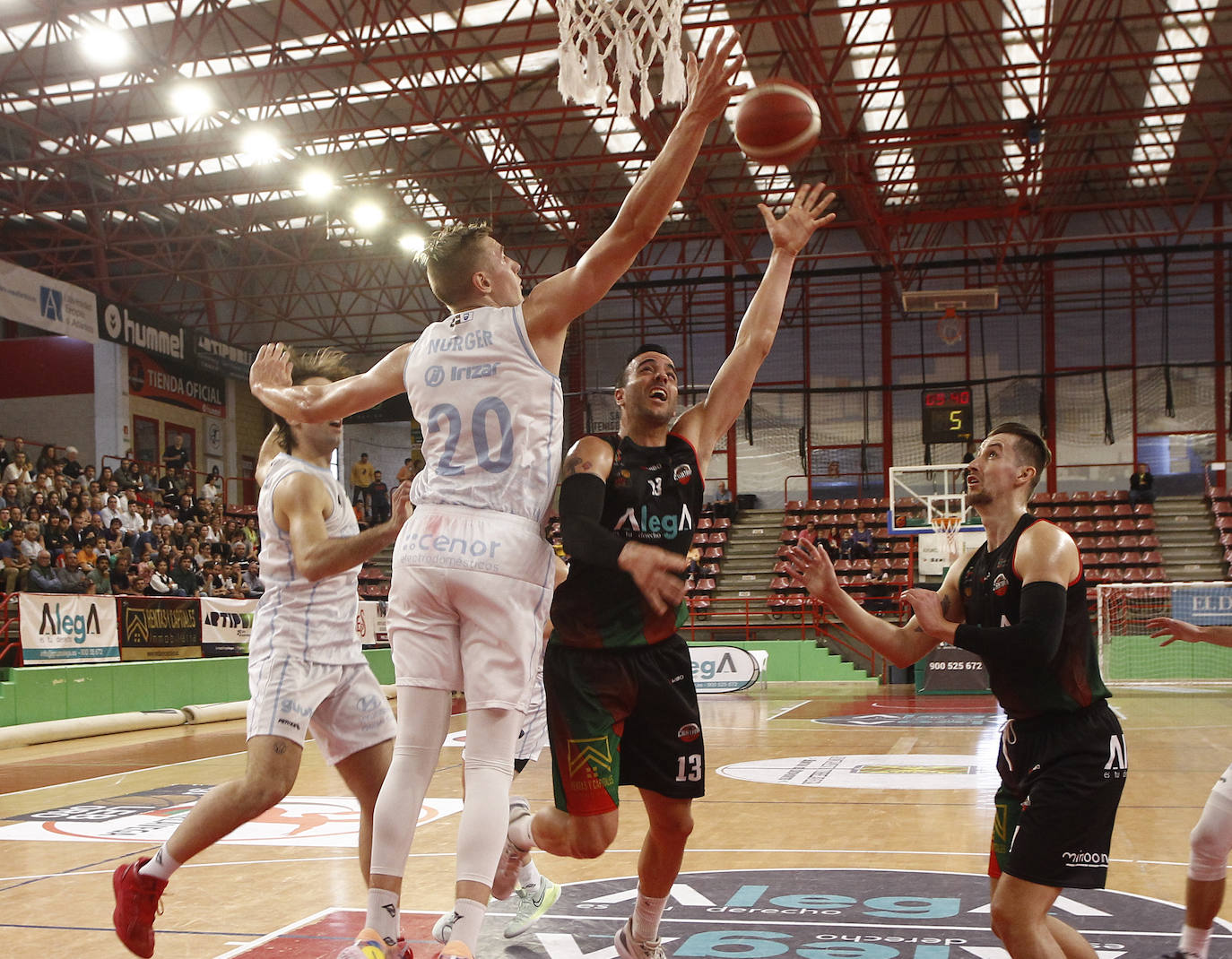 Los cántabros, con pocos fallos en defensa y valientes en ataque, vencer a los de Lolo Encinas a pesar de un último cuarto complicado