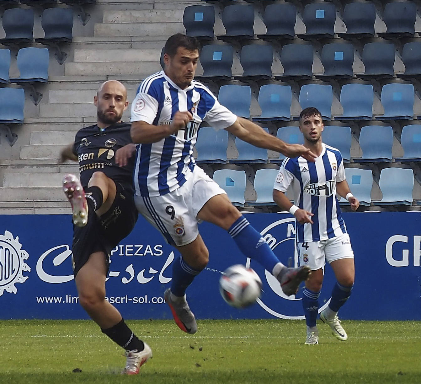 Fotos: Imágenes del derbi entre Gimnástica y Laredo