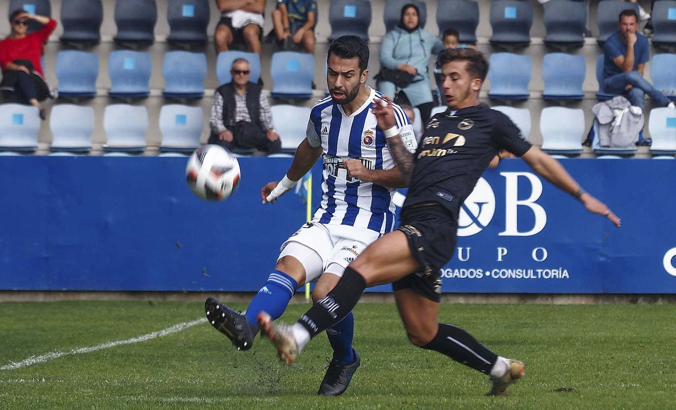 Fotos: Imágenes del derbi entre Gimnástica y Laredo