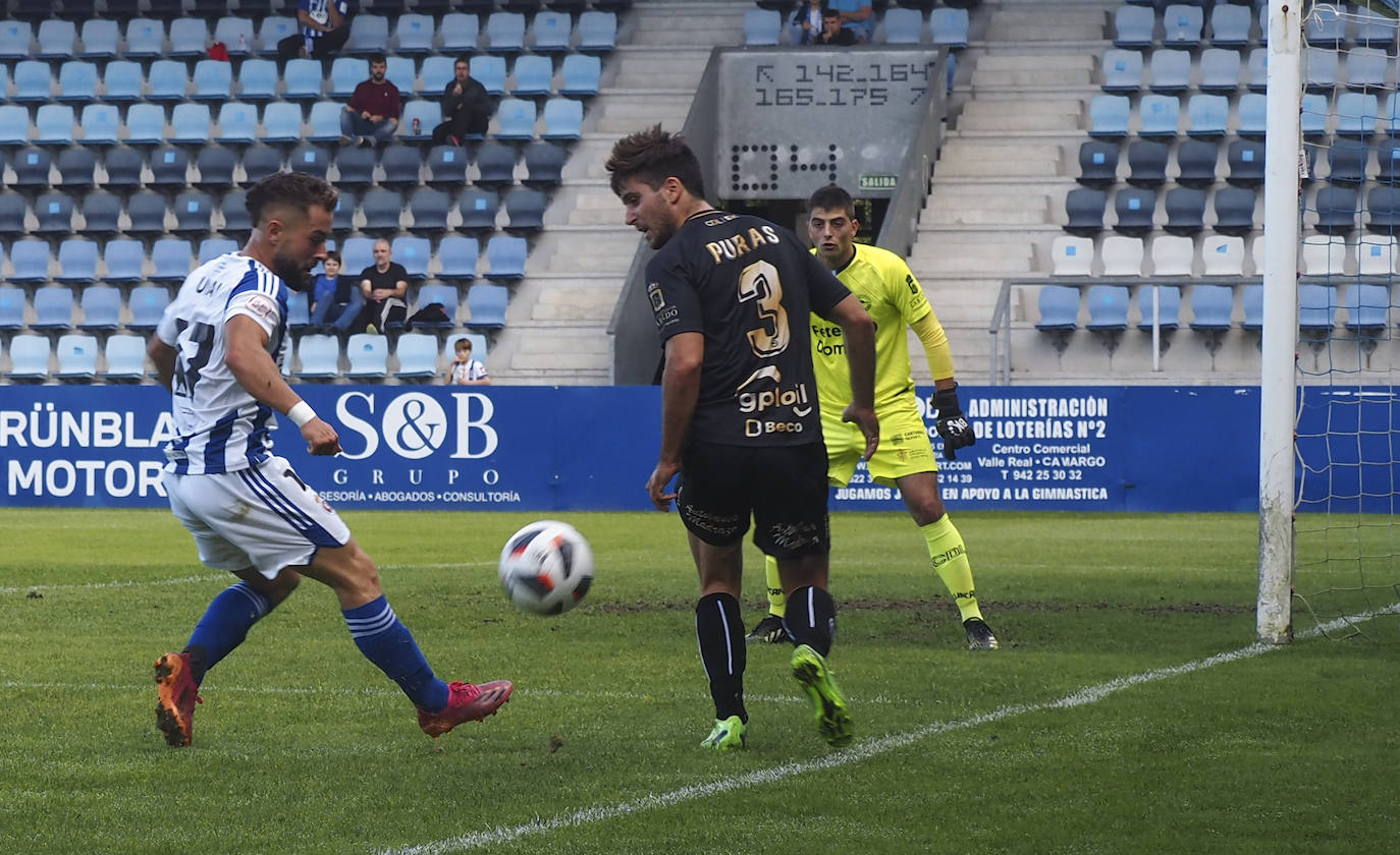 Fotos: Imágenes del derbi entre Gimnástica y Laredo