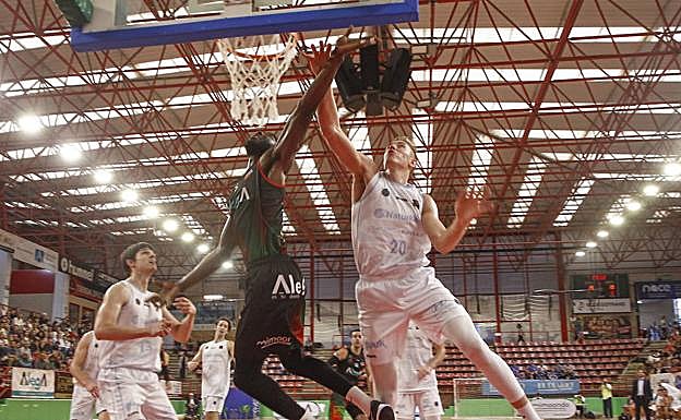 Koné, del Alega, se dispone a encestar ante Raunu Nurger.