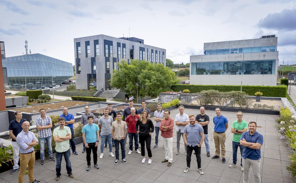 Trabajadores de la empresa tecnológica cántabra TST posan en las instalaciones del Parque Científico.