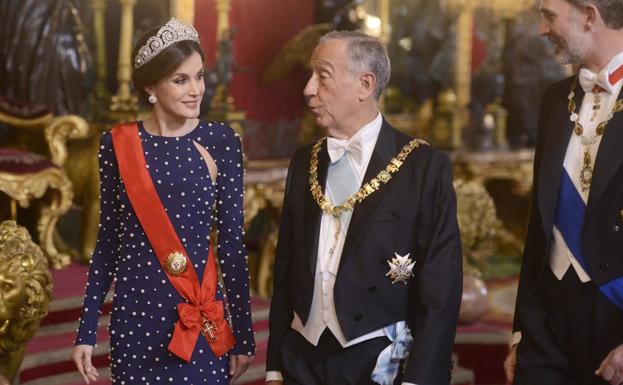 Imagen principal - Arriba, la reina Letizia con el vestido de Ana Locking. Abajo, imagen de la espalda de la torera de Isabel Rodríguez en el 12 de octubre. A la derecha, la diseñadora saludando tras uno de sus desfiles. 