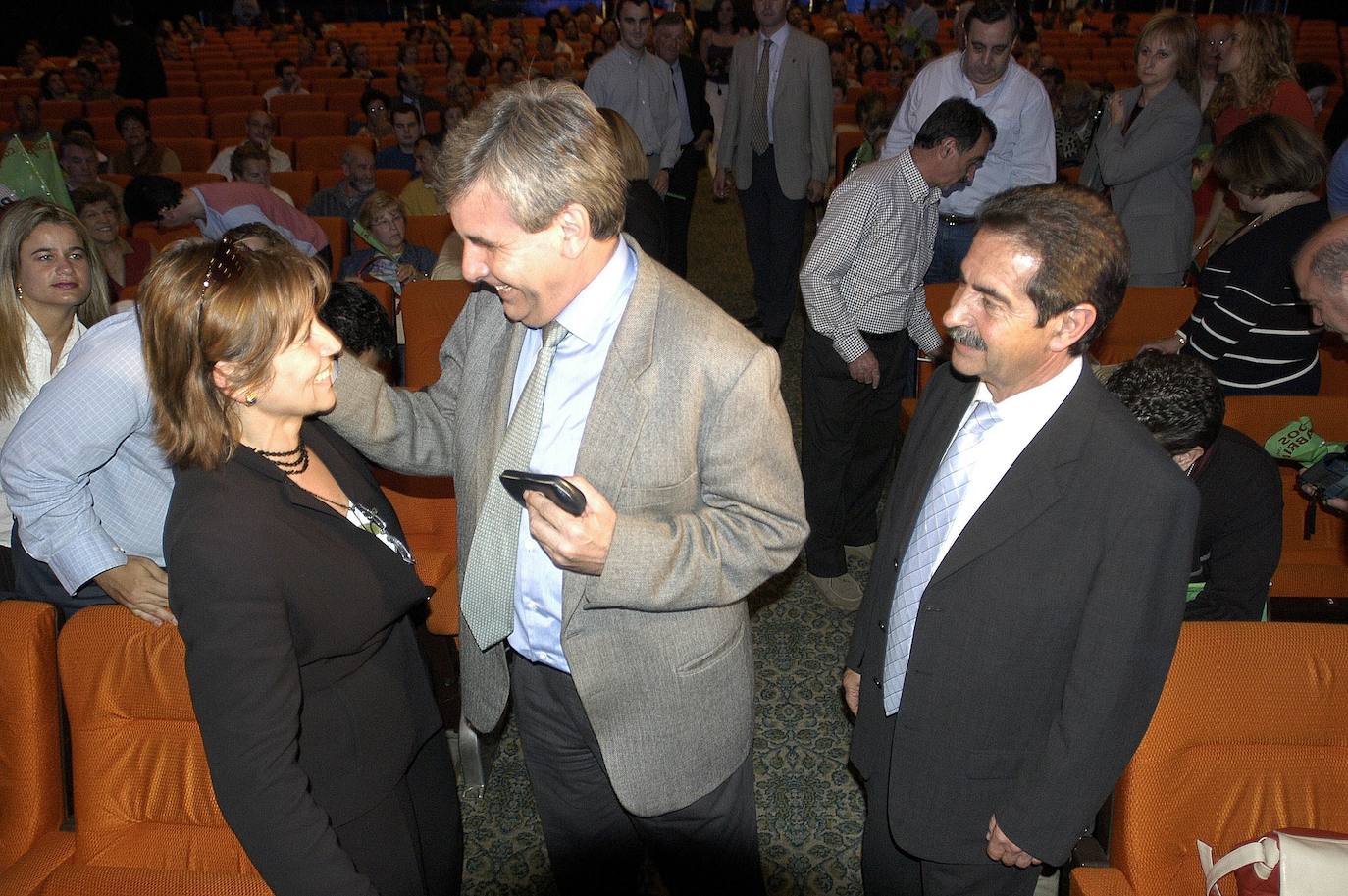 Mítin de Miguel Ángel Revilla (izquierda) y Rafael Sierra (centro), miembros del PRC.