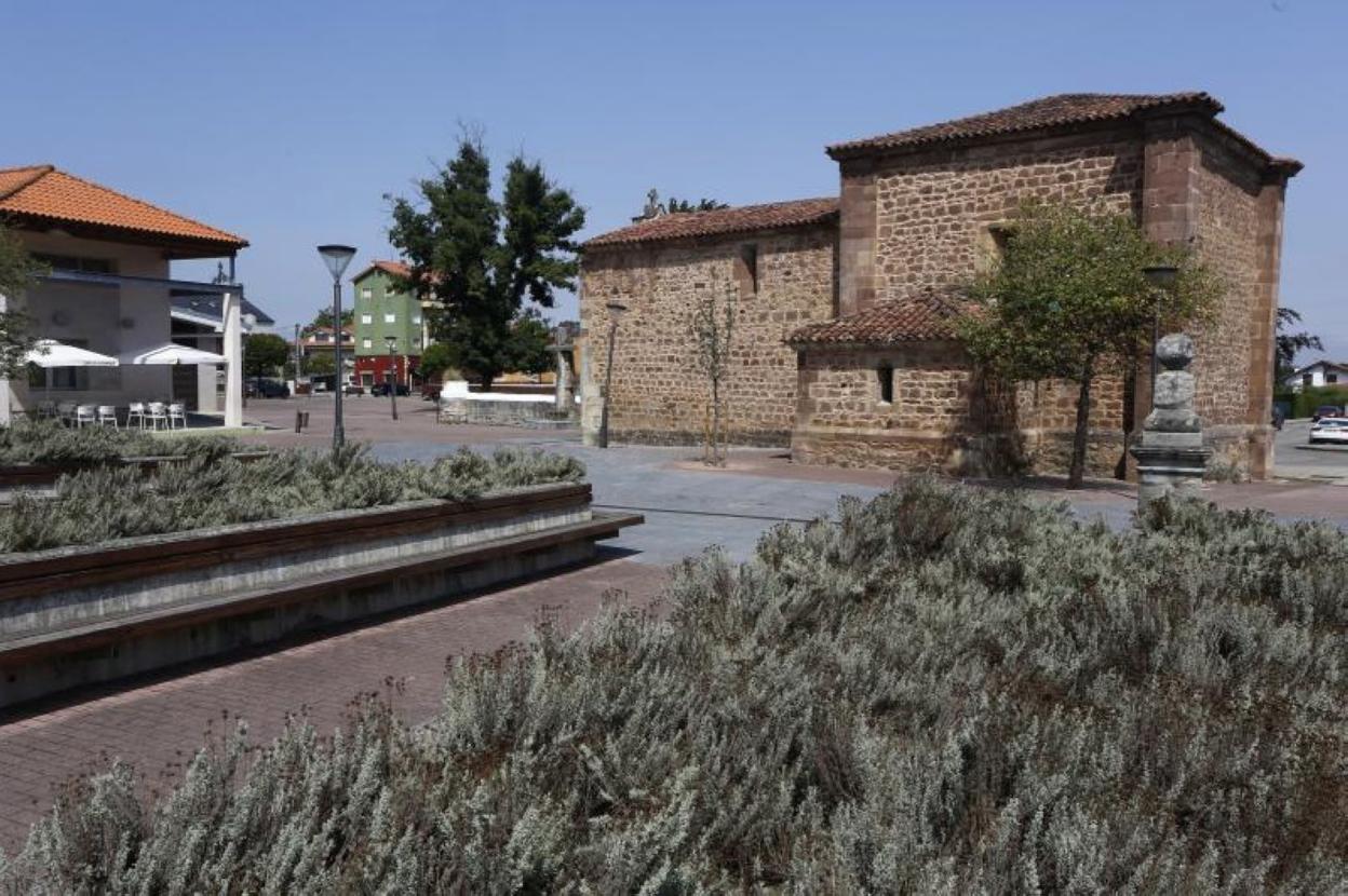 La creación del parque infantil está contemplada en la plaza, junto al Centro Cívico y la ermita. 