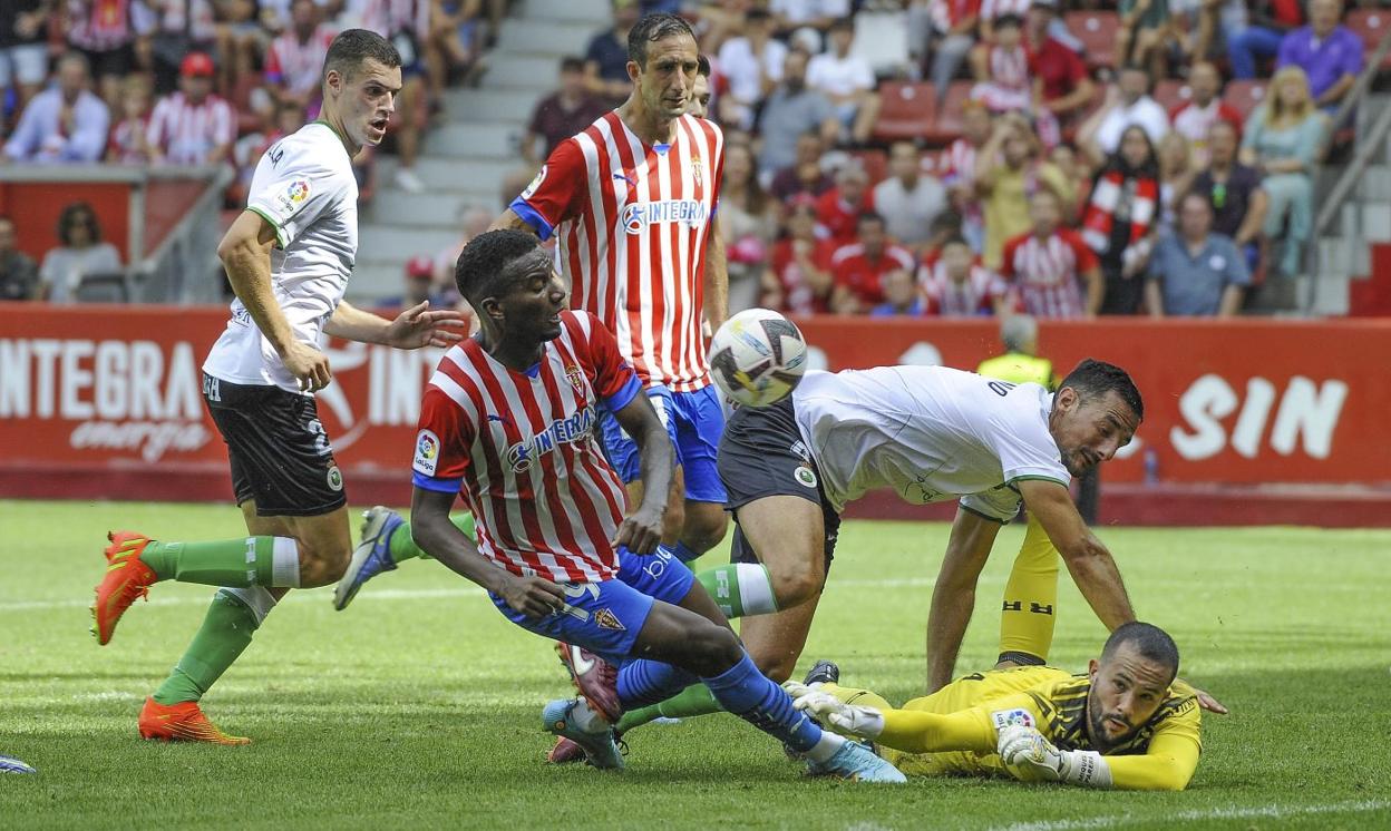 Parera, Mantilla y Pol Moreno desbaratan una ocasión de Juan, del Sporting, que el camargués sacó bajo la línea de gol. 