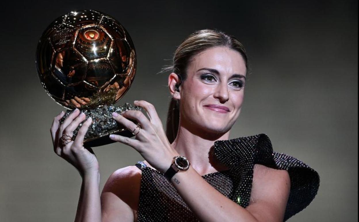 Alexia Putellas posa con su segundo Balón de Oro.