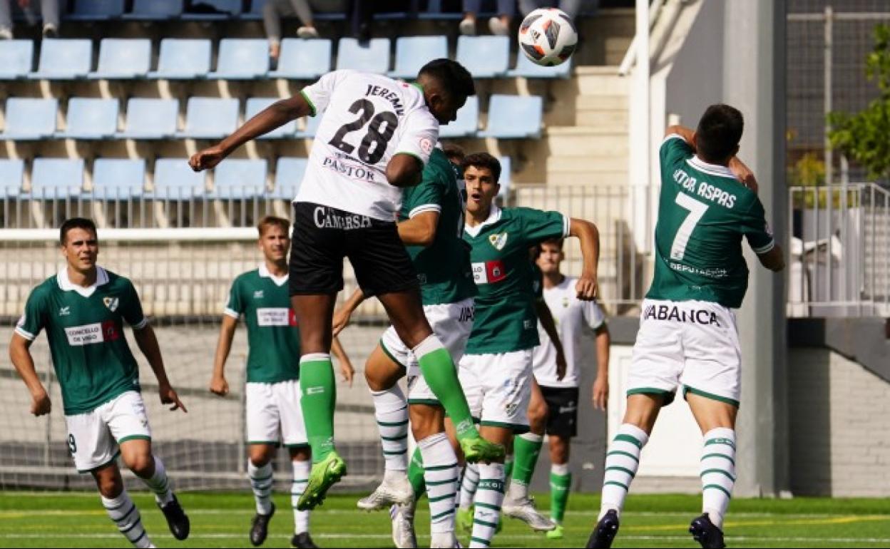 Jeremy cabecea un balón.