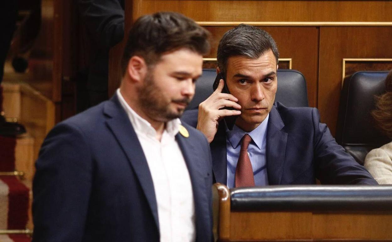 Pedro Sánchez observa al portavoz de Esquerra, Gabriel Rufián, durante un pleno del Congreso de los Diputados.