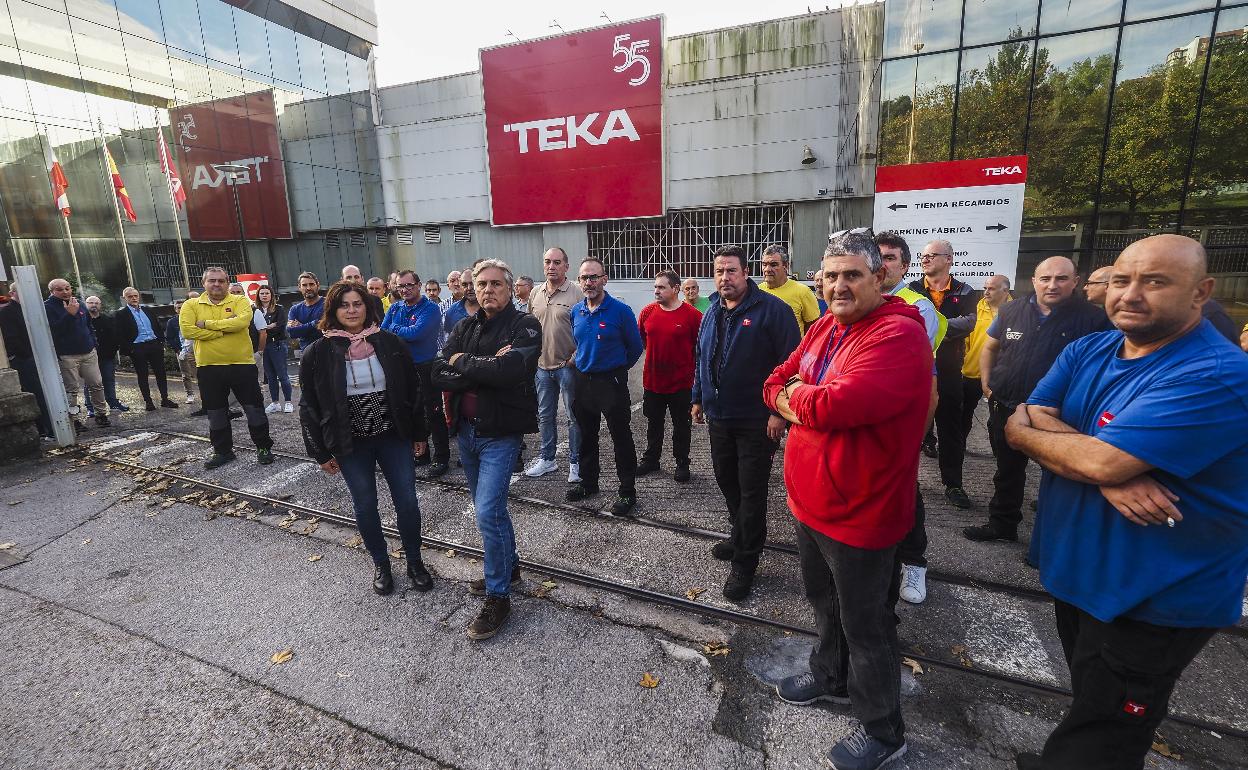 Concentración el pasado lunes de los trabajadores de Teka en Santander por el despido de dos compañeros.