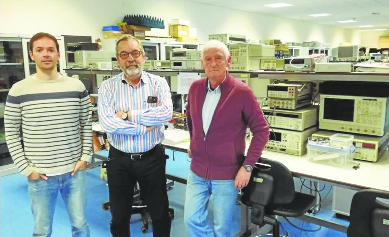 Ángel Mediavilla, en el centro, junto Antonio Tazón (dcha.) y Juan Luis Cano (izda.), ambos compañeros de la UC. La foto está hecha en el laboratorio de investigación del Departamento de Ingeniería de Comunicaciones de la Universidad de Cantabria. 