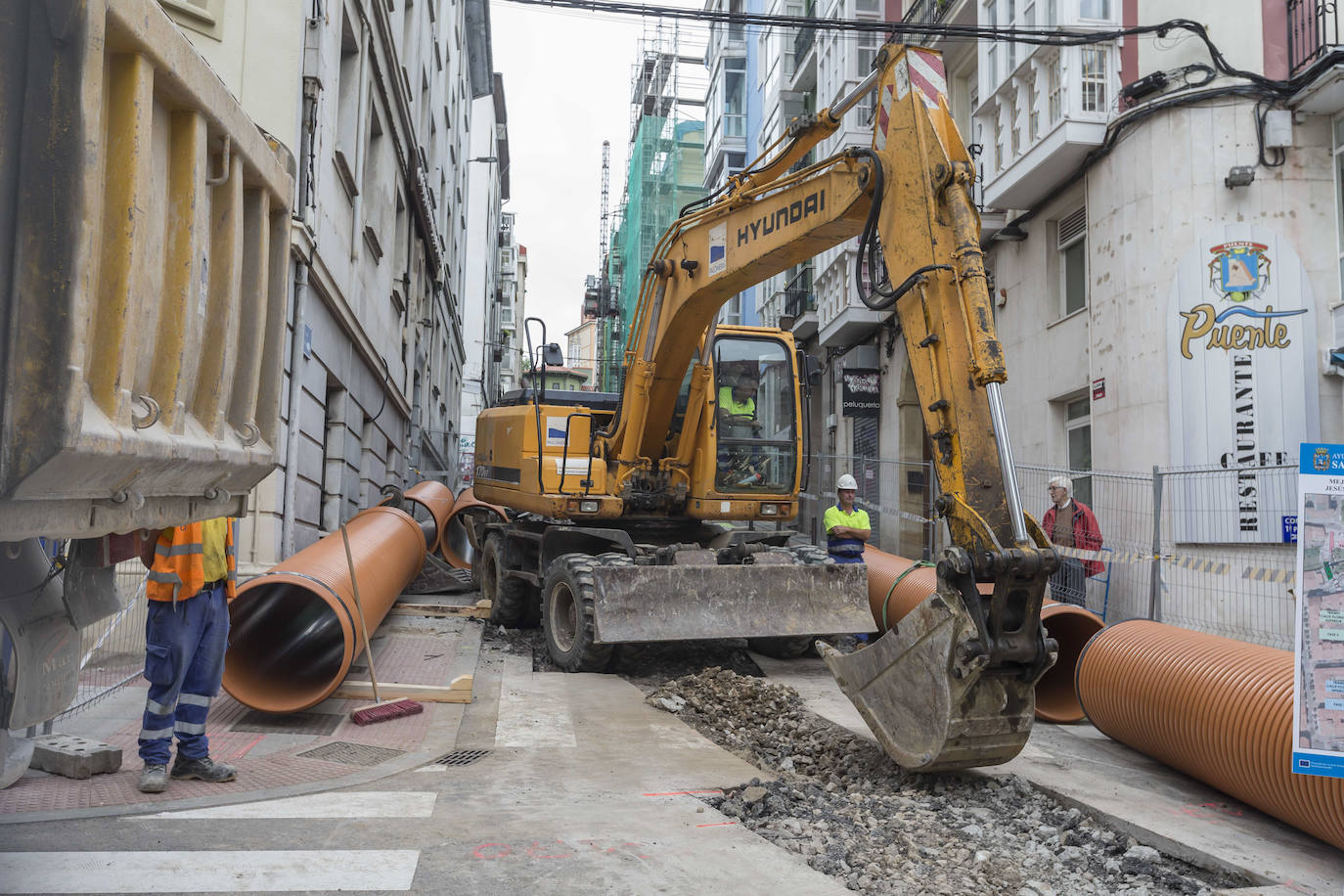 Fotos: Comienzan las obras de las rampas mecánicas entre Jesús de Monasterio y Juan XXIII