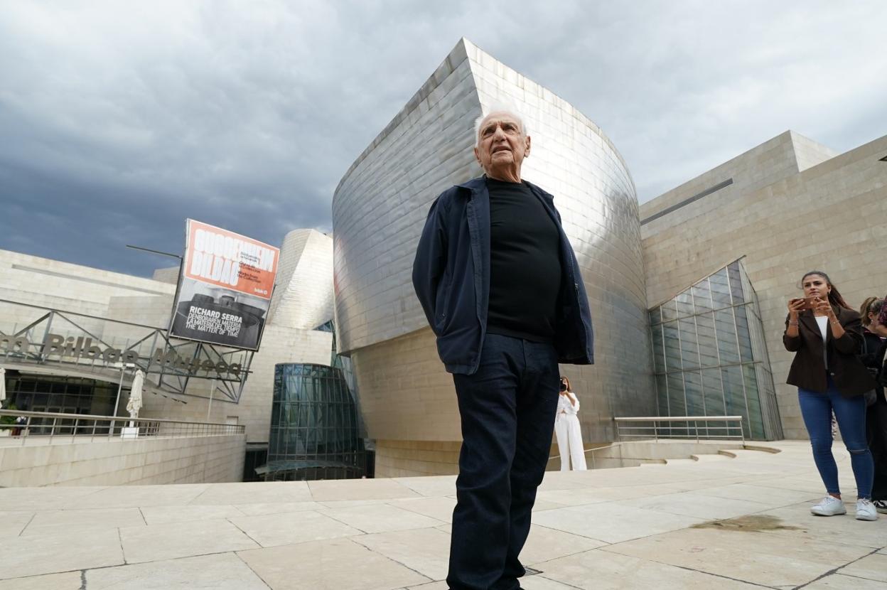 Frank Gehry posa en el Museo Guggenheim, uno de sus proyectos más emblemáticos. 