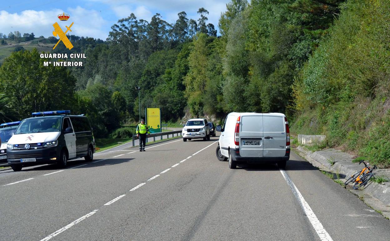 La furgoneta del detenido al lado de la bicicleta siniestrada el pasado día 2.