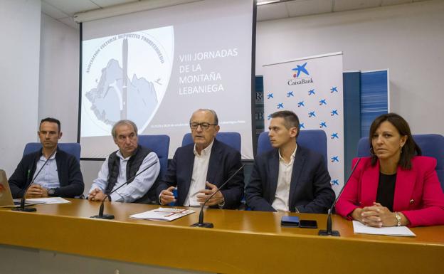 De izquierda a derecha: el presidente de la Asociación Cultural Deportiva Torrecerredo, Carlos González; el alcalde de Potes,Javier Gómez; el consejero de Industria, Turismo, Innovación, Transporte y Comercio, y presidente de la Fundación Camino Lebaniego, Javier López Marcano; el director general de Deportes, Mario Iglesias; y la directora comercial de Caixabank en Asturias y Cantabria, Celia Torio. 