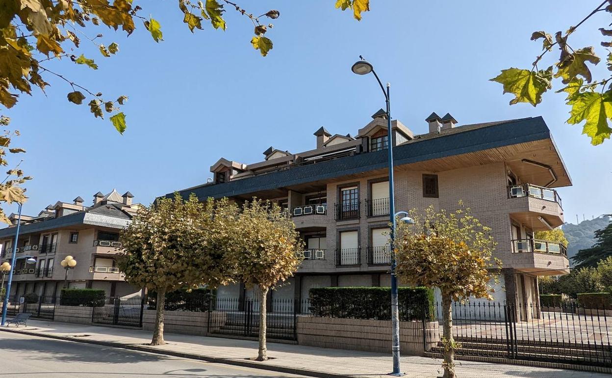 El Edificio Tenis de Laredo se encuentra situado en primera línea de playa.