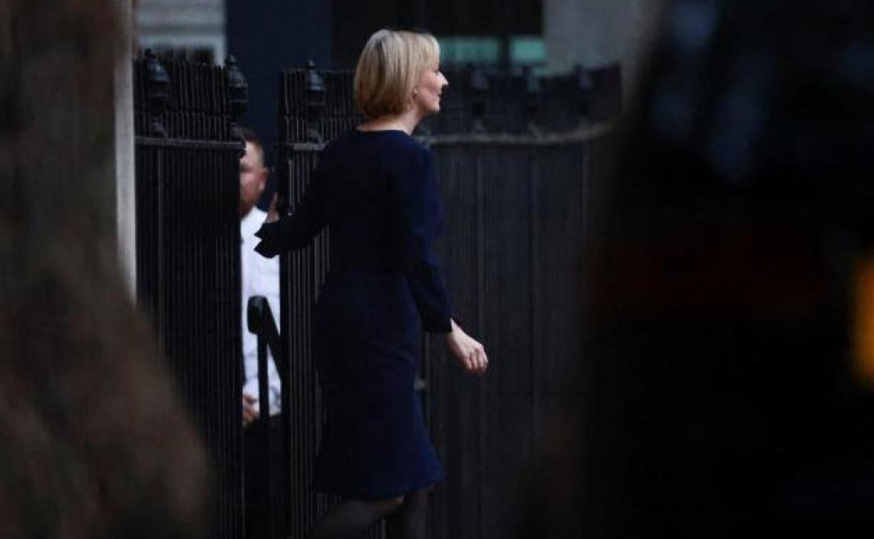 Liz Truss abandona el número 10 de Downing Street este martes tras la reunión de su Gabinete.