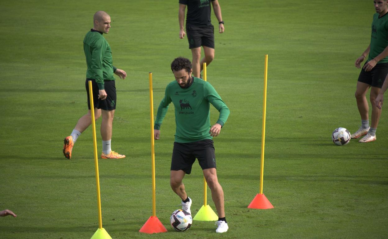 Germán conduce el balón en la sesión de entrenamiento en La Albericia.