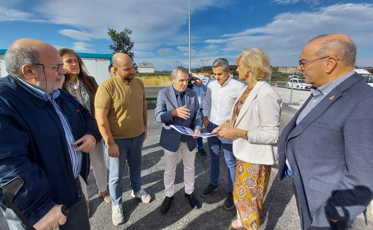 El vicepresidente del Gobierno, Pablo Zuloaga, y la consejera de Educación, Marina Lombó, conocieron de primera mano los detalles del proyecto de construcción del tercer polideportivo de la mano del alcalde, Alberto García Onandía. 