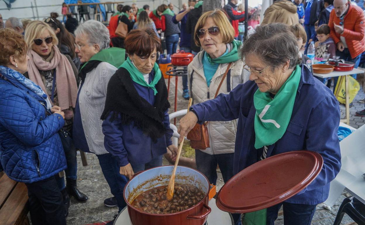 Concurso gastronómico de caracoles durante la celebración de San Andrés 