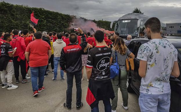 Los seguidores del equipo cántabro ofrecieron un cálido recibimiento a sus jugadores.