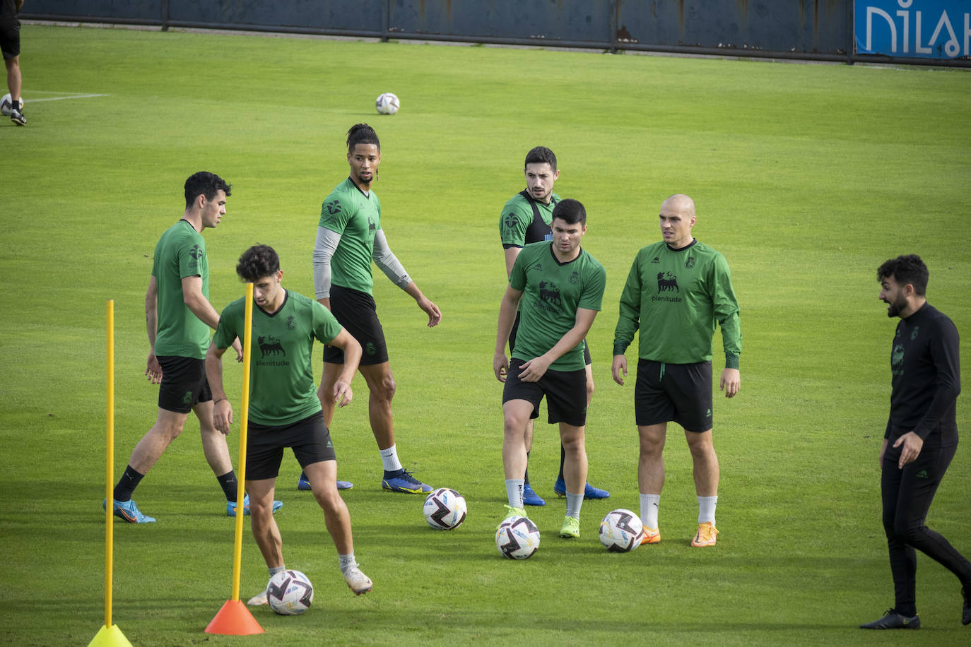 Fotos: El Racing prepara el choque ante la Ponferradina con seis bajas