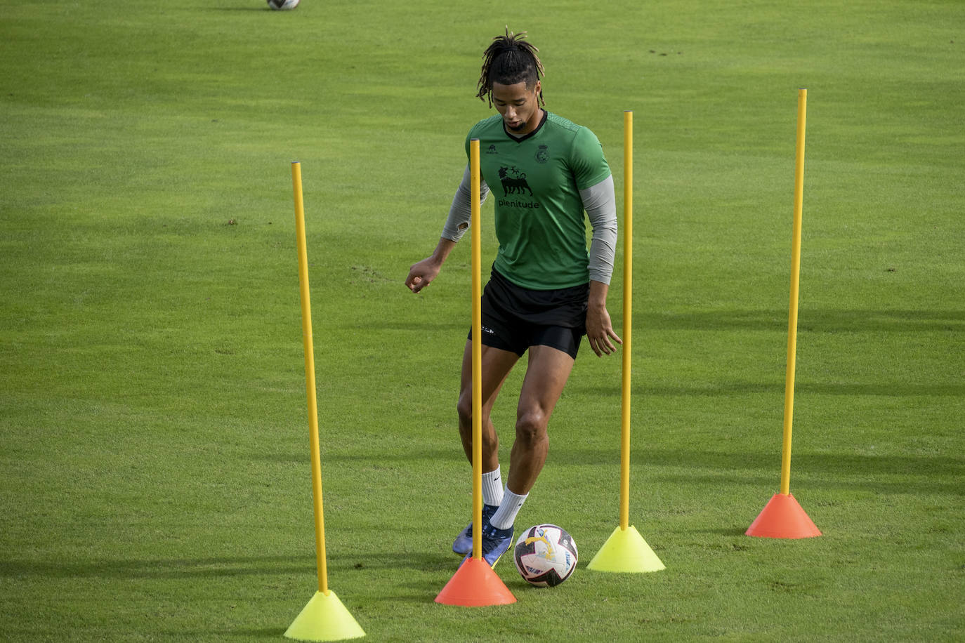 Fotos: El Racing prepara el choque ante la Ponferradina con seis bajas