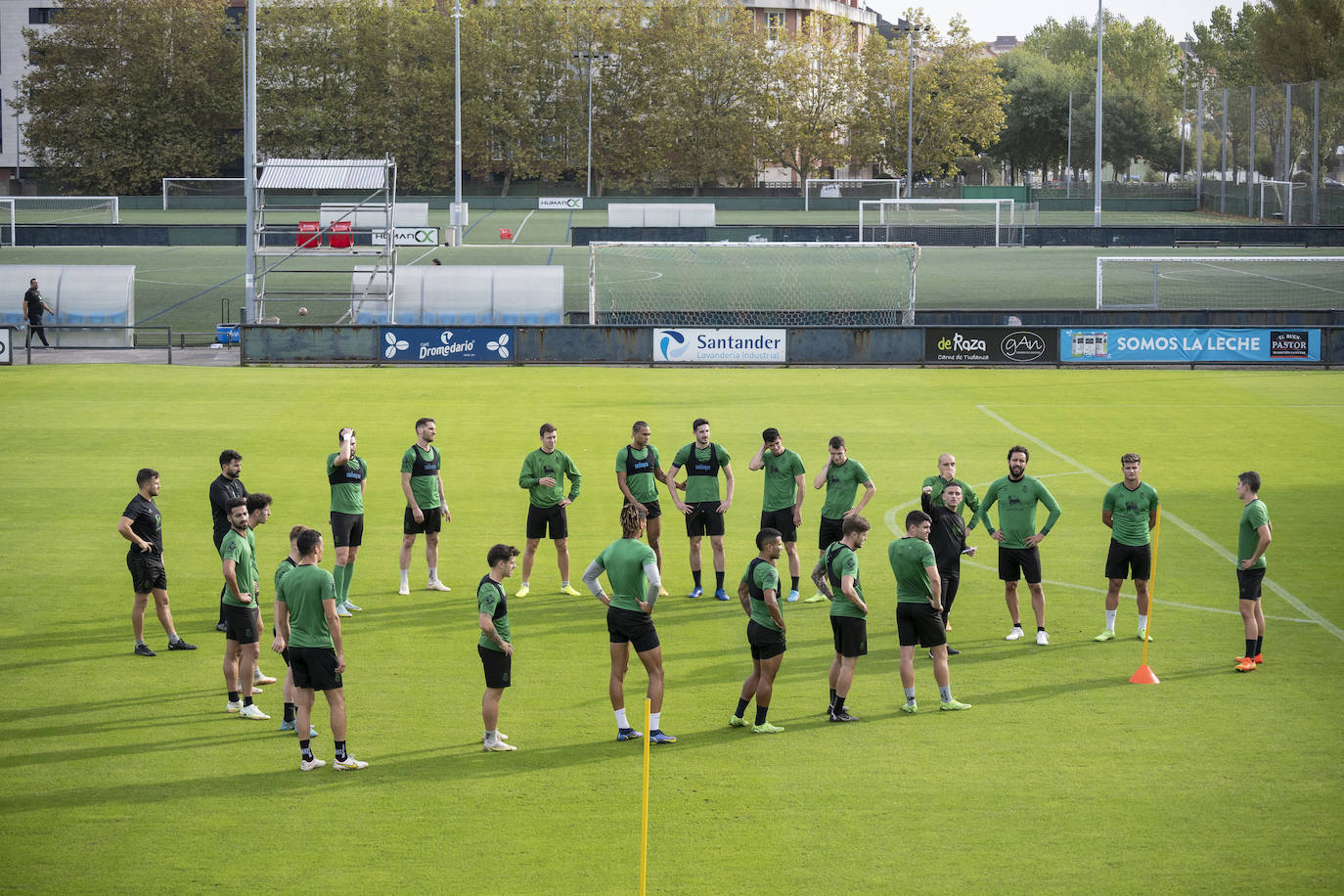 Fotos: El Racing prepara el choque ante la Ponferradina con seis bajas