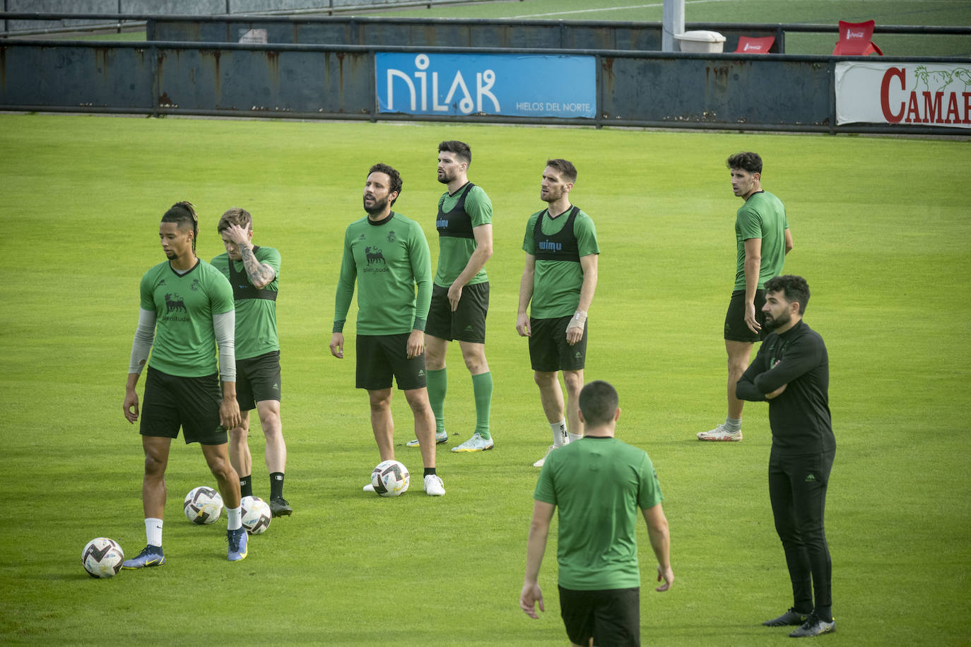 Fotos: El Racing prepara el choque ante la Ponferradina con seis bajas