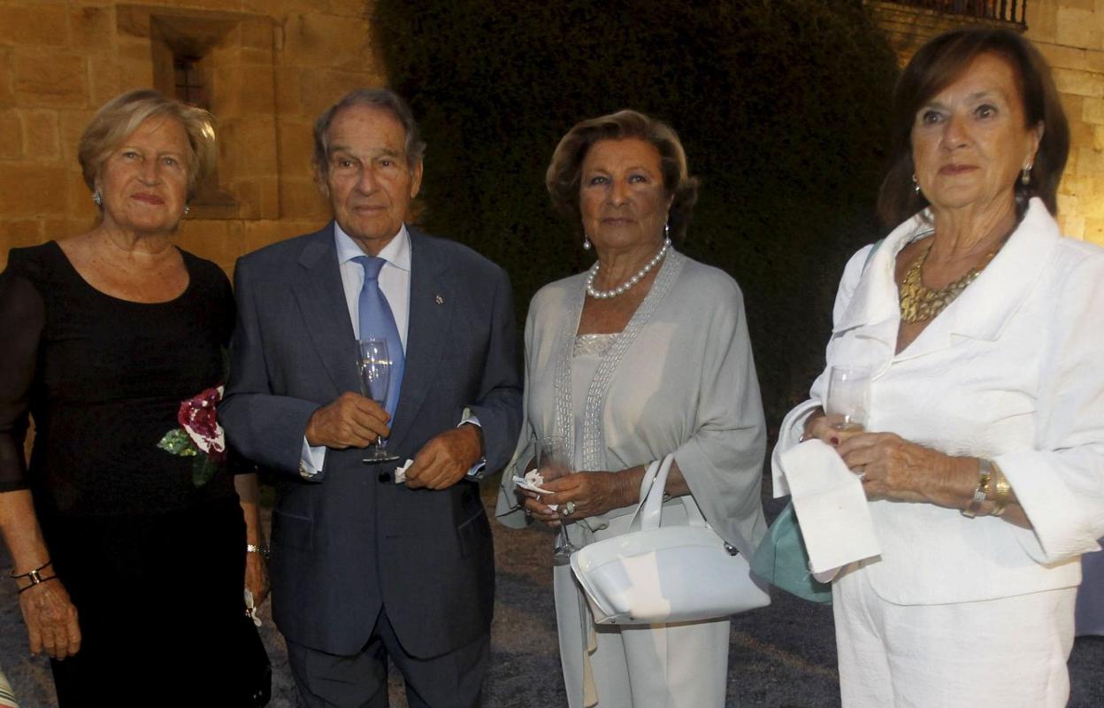 El doctor Buitrago en una foto de archivo junto a Carmen Arroyo, Esperanza Buitrago y Pilar Pezzi. 