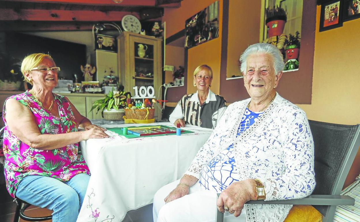 Isabel juega al parchís con sus hijas Goyi e Isabel. 