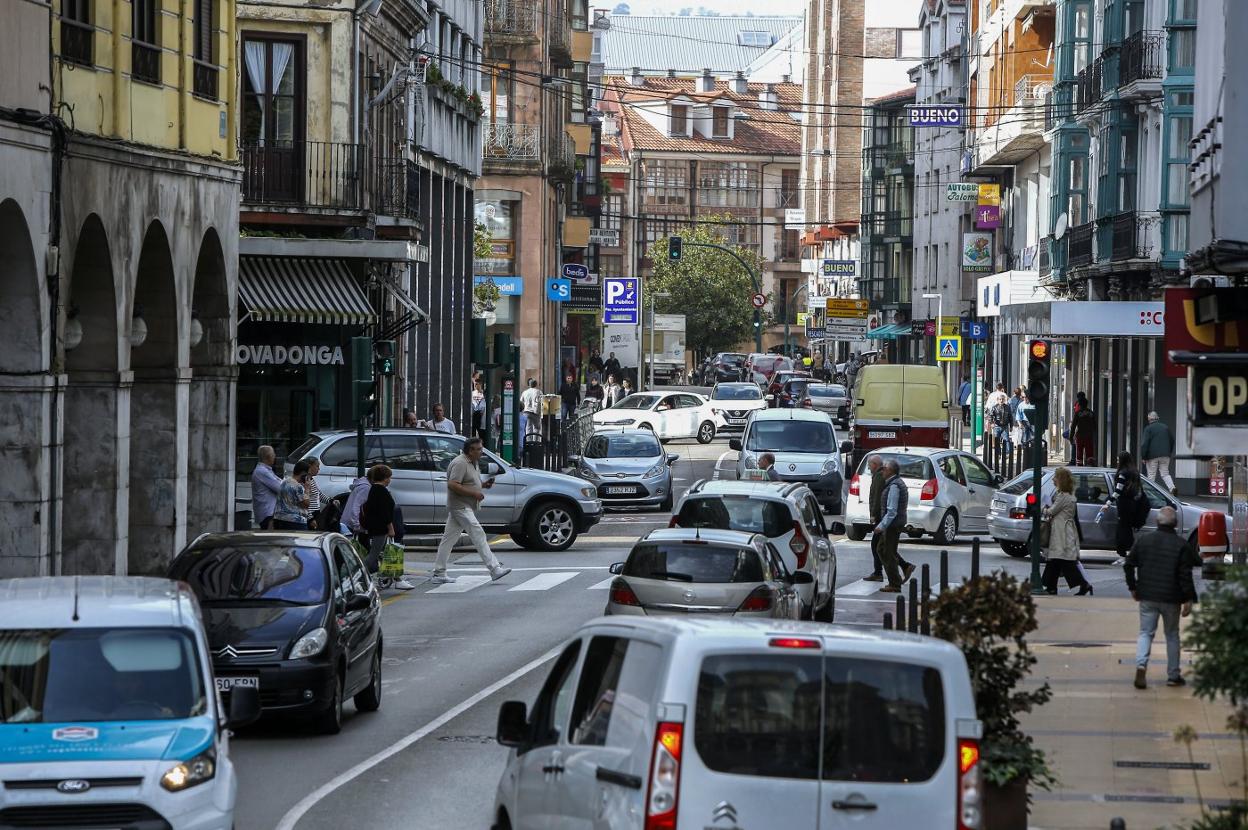 Vehículos circulan por la calle José María de Pereda, este otoño, en Torrelavega. 