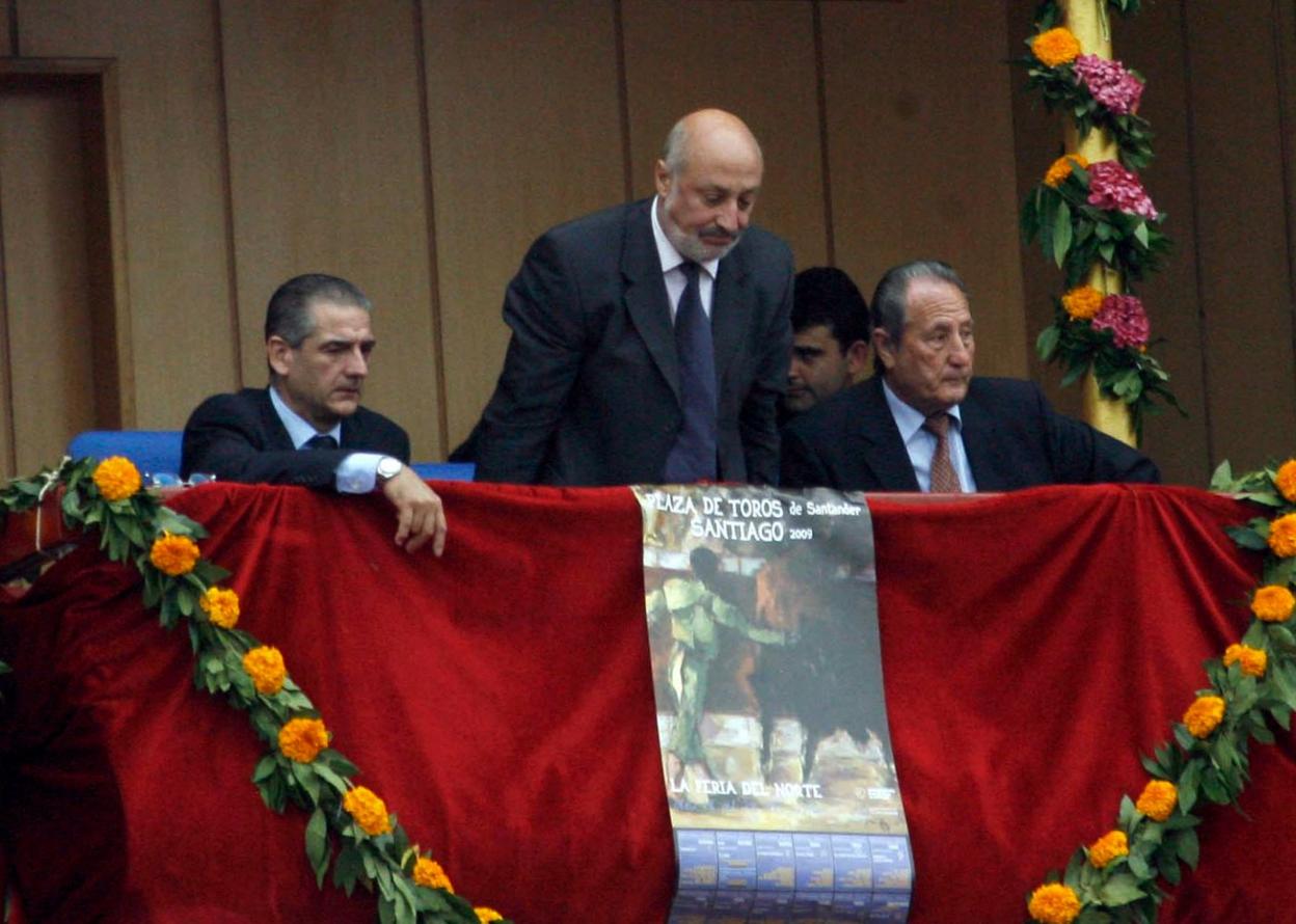 Fernando Fernández, en una foto de 2009, saludando de pie desde el palco de Cuatro Caminos. Junto a él están José Luis del Barrio y Bernardo Wünsch, asesores veterinario y artístico respectivamente. 