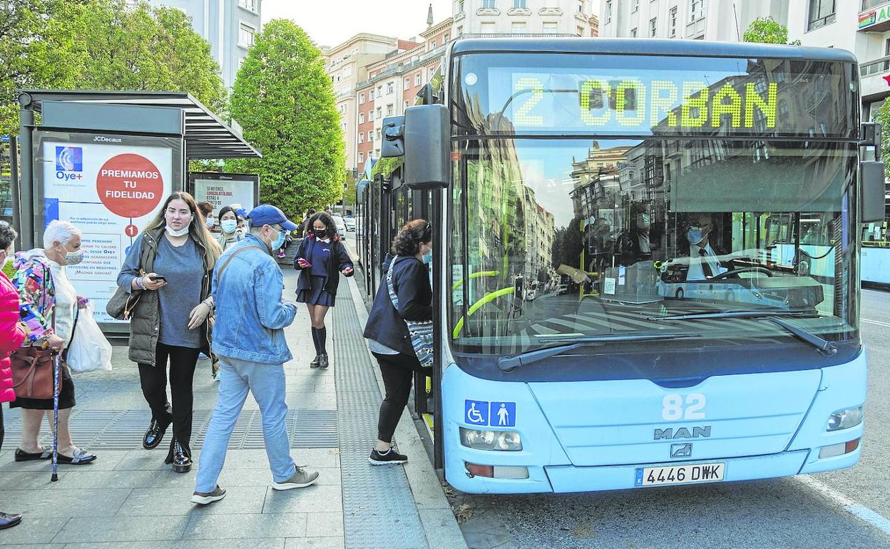 Autobús de la línea 2 en el centro de la ciudad. 