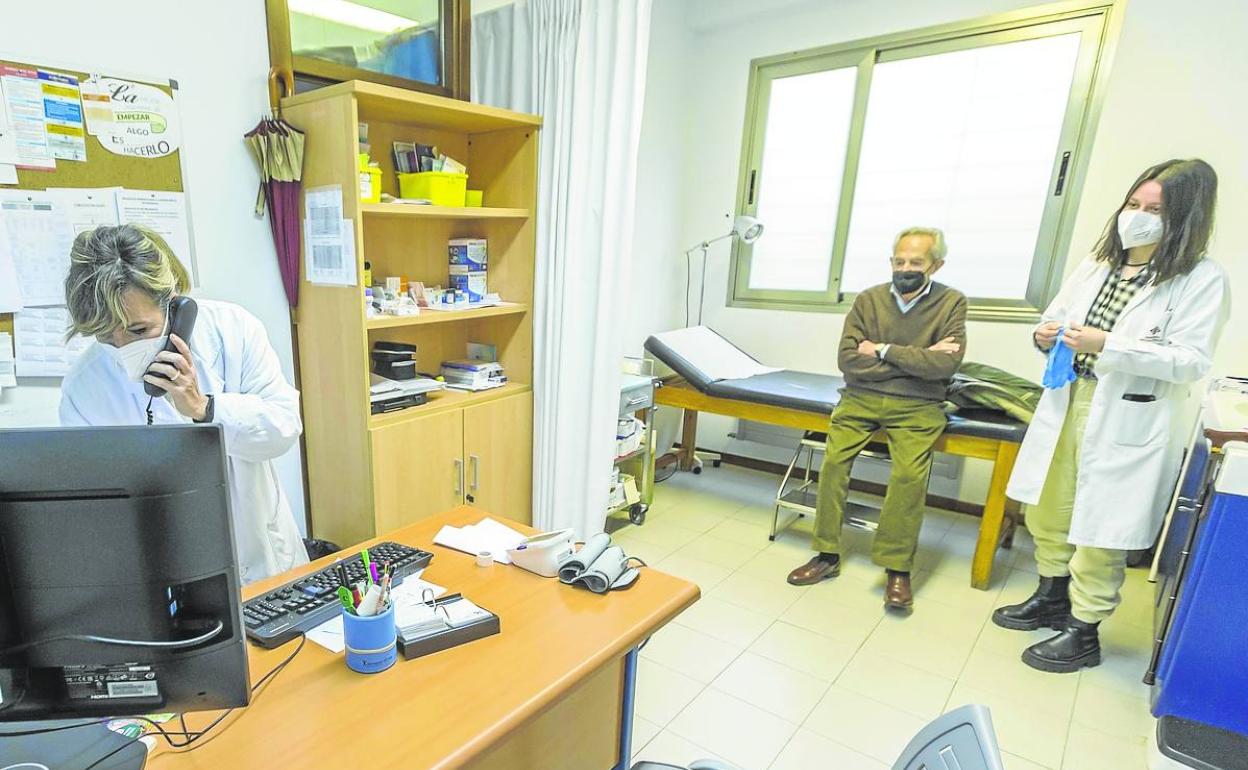 Personal sanitario durante una consulta en el centro de salud de Puertochico.