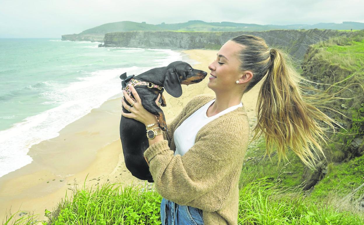 La modelo Marina Edilla y su perra salchicha, Lola, se preparan para dar un paseo por la playa de Langre. 