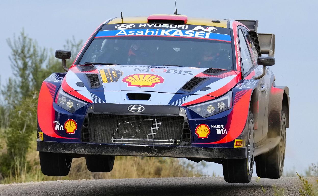 El Hyundai de Sordo, en un salto en uno de los tramos de ayer del Rally de Cataluña. 