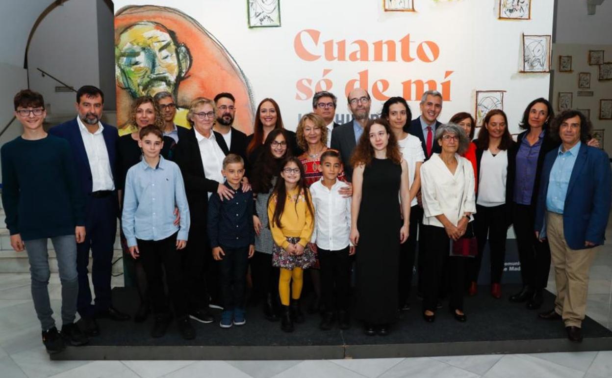 Retrato de familiares del autor de 'Cuaderno de Nueva York' y representantes de las entidades organizadoras e instituciones, entre ellas el Gobierno regional. 