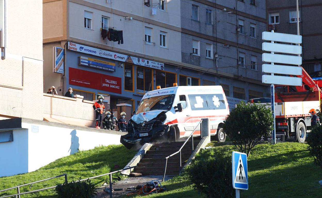 Los bomberos trabajan en la retirada de la ambulancia que atropelló a una mujer en la Bajada de Polio, en Santander