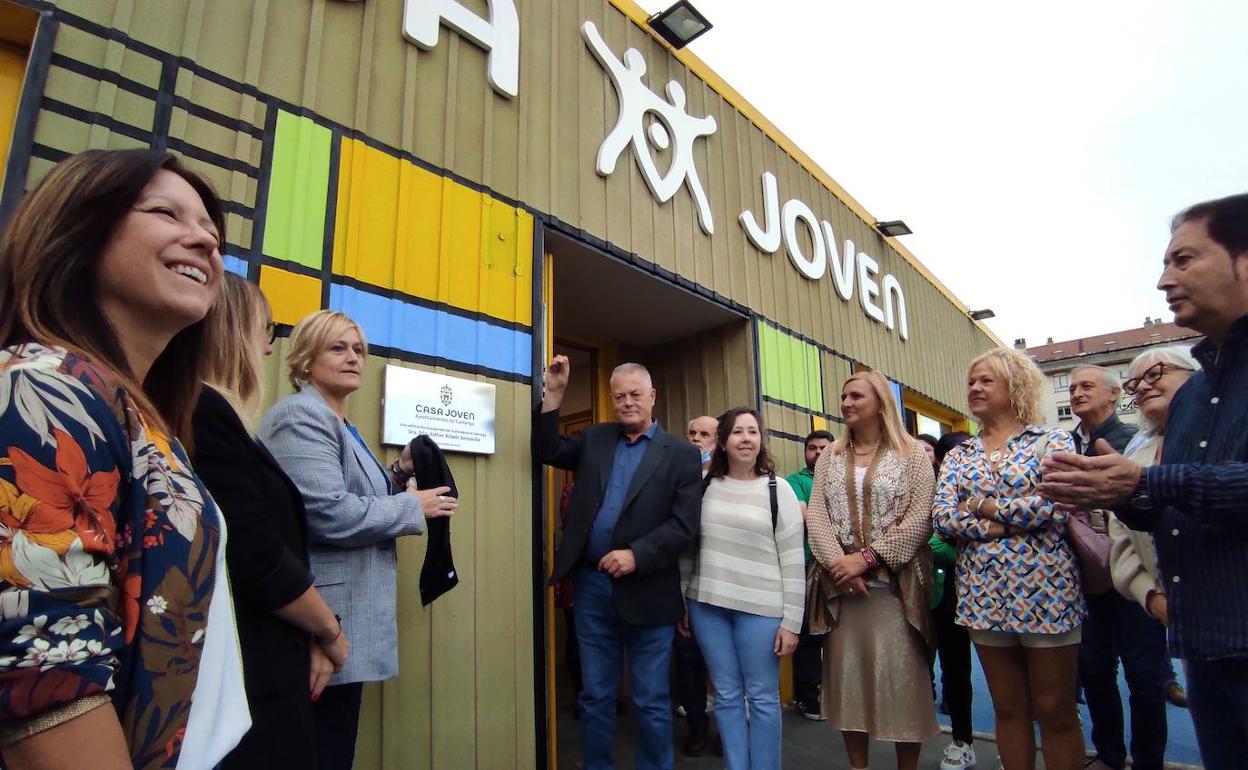 La alcaldesa, Esther Bolado, y el presidente del Parlamento de Cantabria, Joaquín Gómez, descubrieron la placa conmemorativa durante la inauguración. 