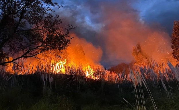 Imagen del incendio de esta tarde en Loredo