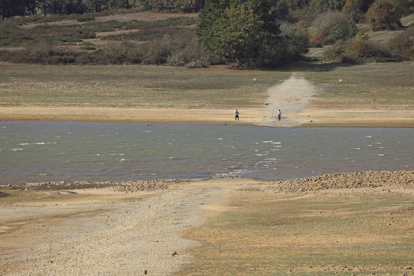 Fotos: Imáganes del Pantano del Ebro en octubre