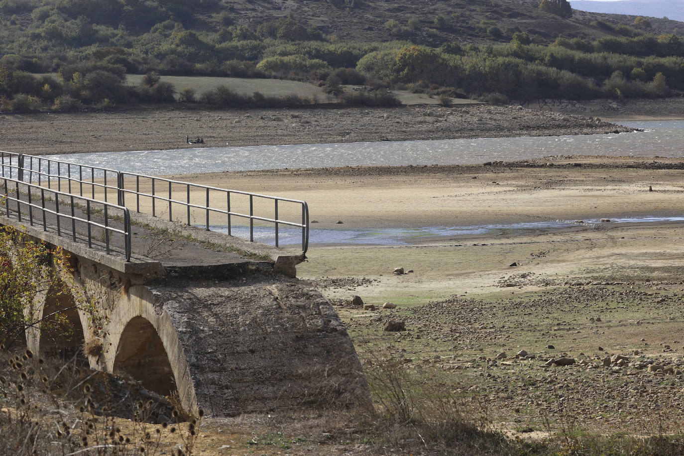 Fotos: Imáganes del Pantano del Ebro en octubre