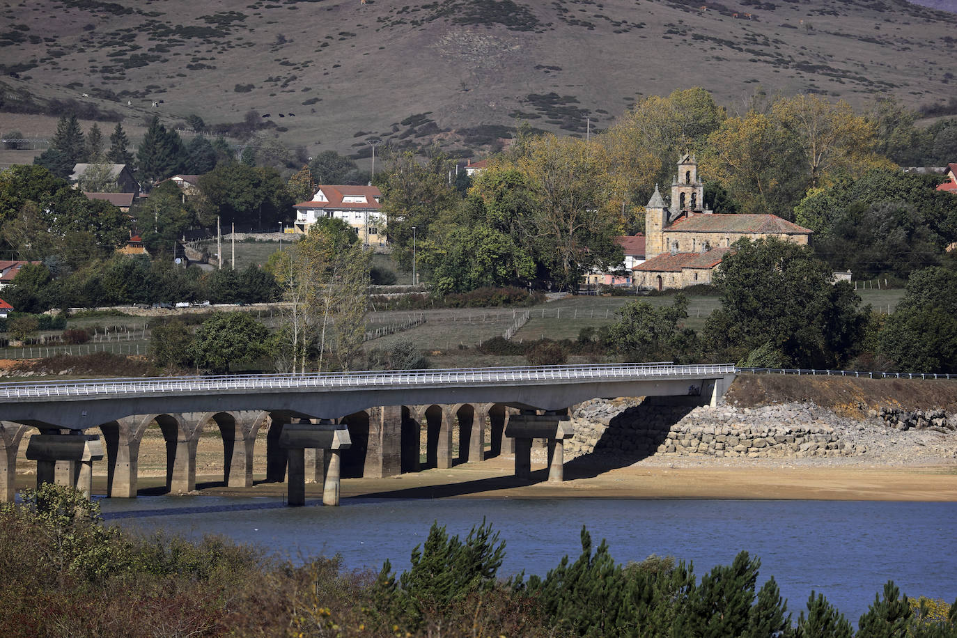 Fotos: Imáganes del Pantano del Ebro en octubre