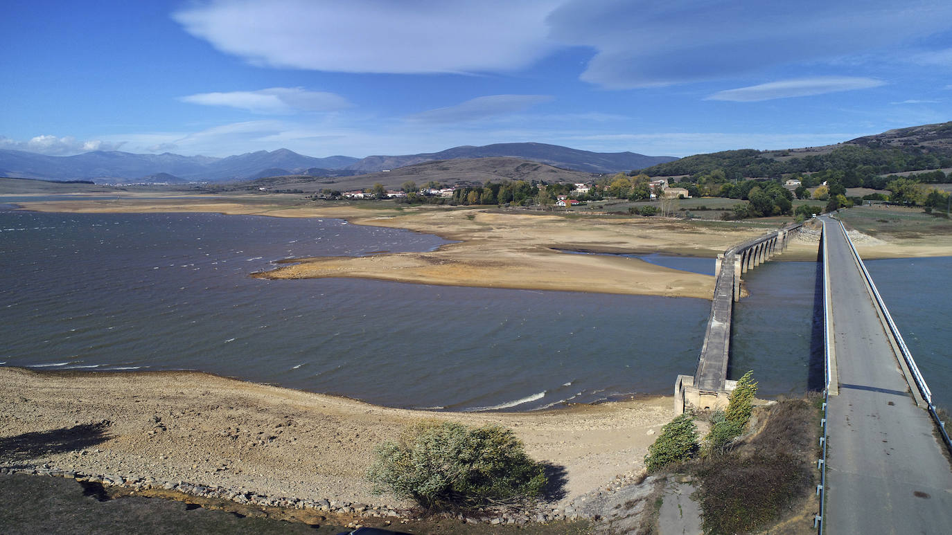 Fotos: Imáganes del Pantano del Ebro en octubre