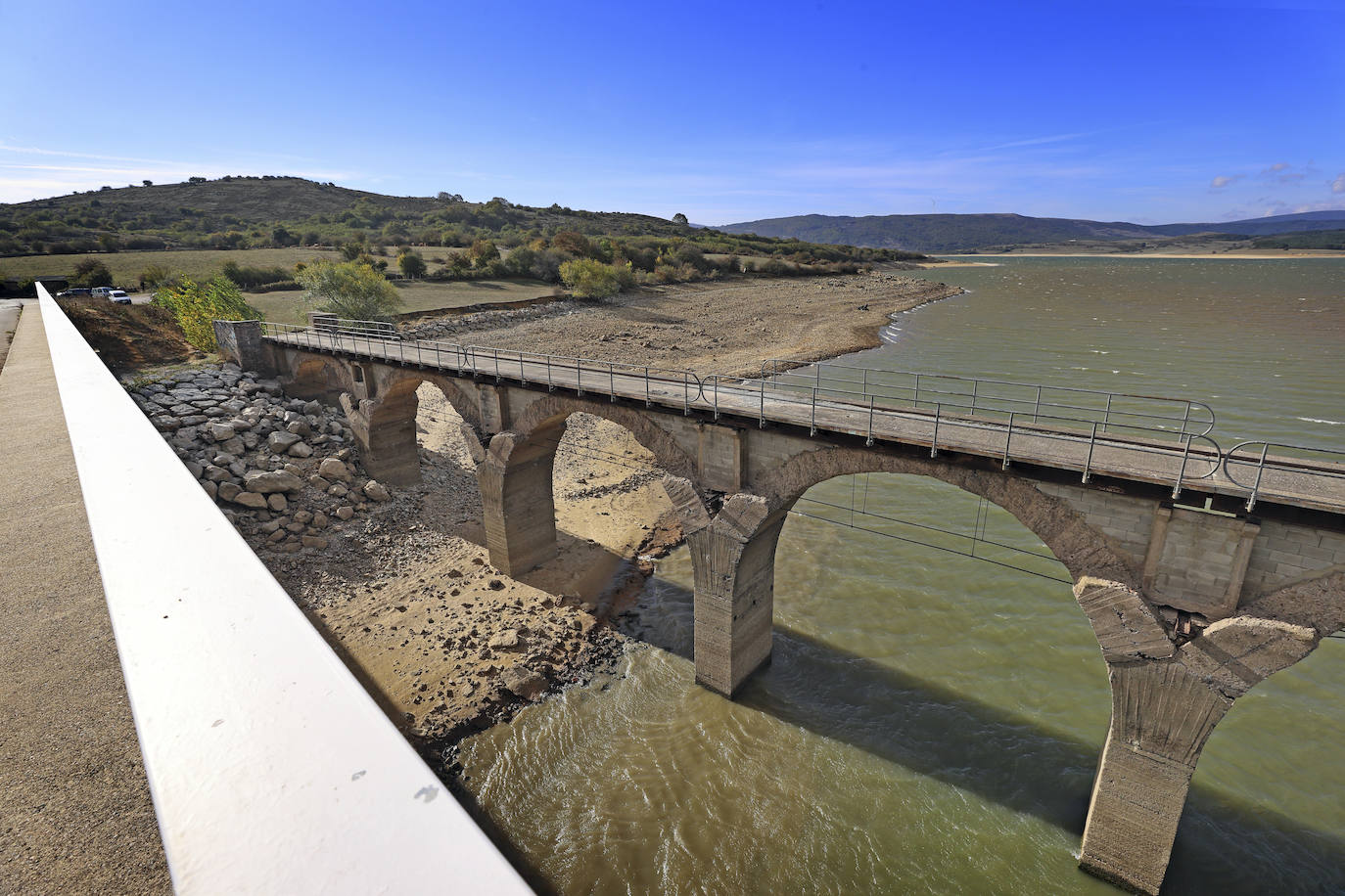 Fotos: Imáganes del Pantano del Ebro en octubre