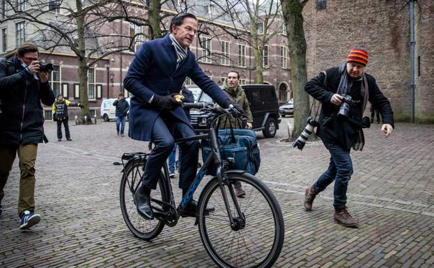 Rutte ha tenido que dejar de trasladarse en bicicleta tras las amenazas del crimen organizado