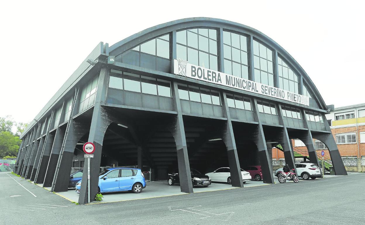 Bolera Municipal Severino Prieto, situada junto al estadio de fútbol de El Malecón. 