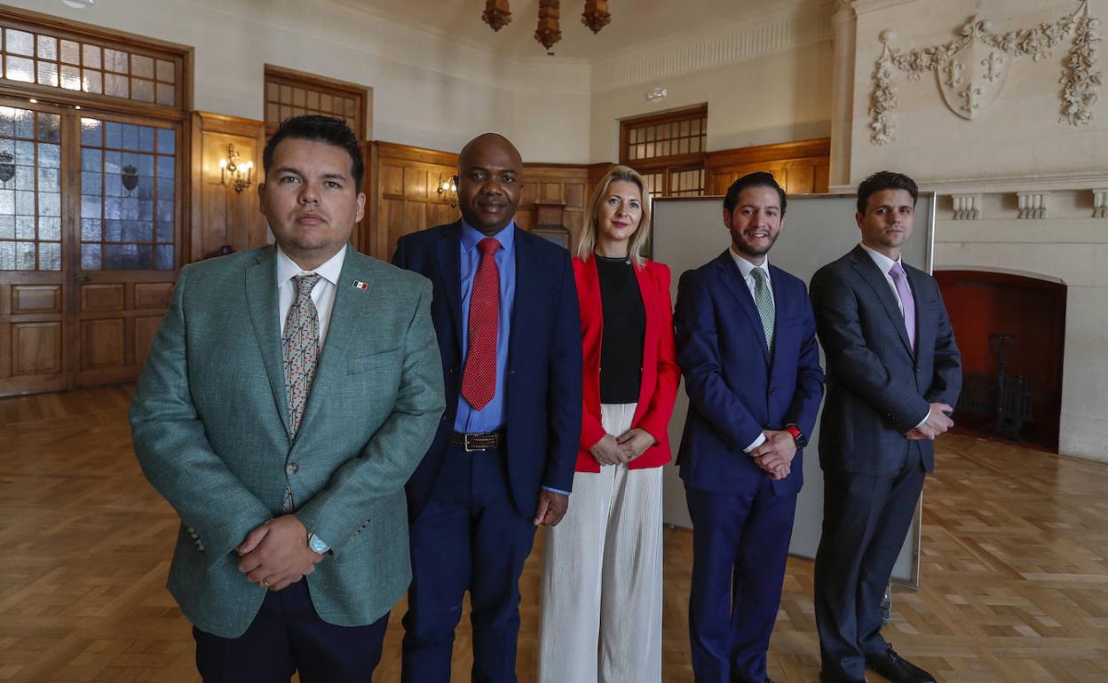 Raúl Torres, Francia Muamba, Anna Esen, Luis Eduardo Arrieta y Jorge González en el Palacio de La Magdalena. 