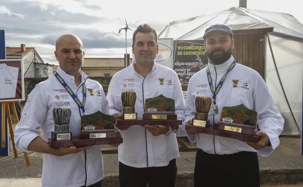 Borja Moncalvillo, del restaurante Amarras de Castro Urdiales, gana el Concurso de Cocineros 'Nacho Basurto' de Torrelavega. El segundo clasificado ha sido Miguel Borreguero, de La Ostrería de San Vicente de La Barquera, y el tercero Ignacio Gutiérrez, del Hotel Balneario de Solares. 